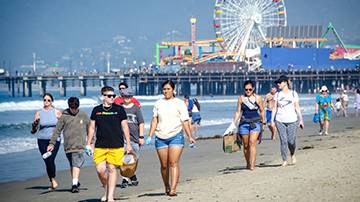 SMC Students, Volunteers Clean Coast