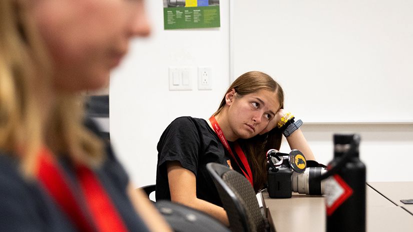Megan Sanders, sports editor for SACMedia, listening to California State University, Northridge (CSUN) Professor Elizabeth Blakey give a talk about journalism and artificial intelligence ethics. This photo by Caylo Seals won first place in the feature photo “on-the-spot” category.