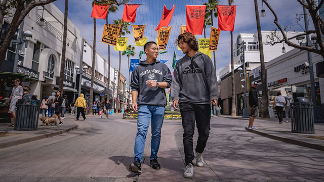 SMC Students on the Santa Monica Prominade